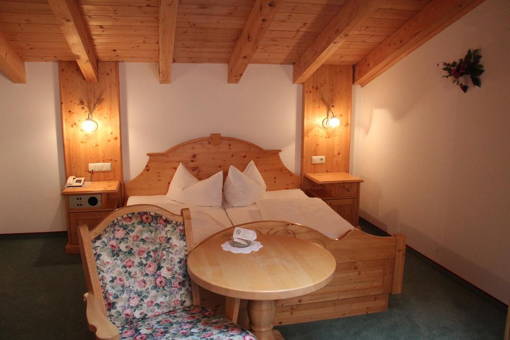 Hotel Winklerhof Holzgau Room photo