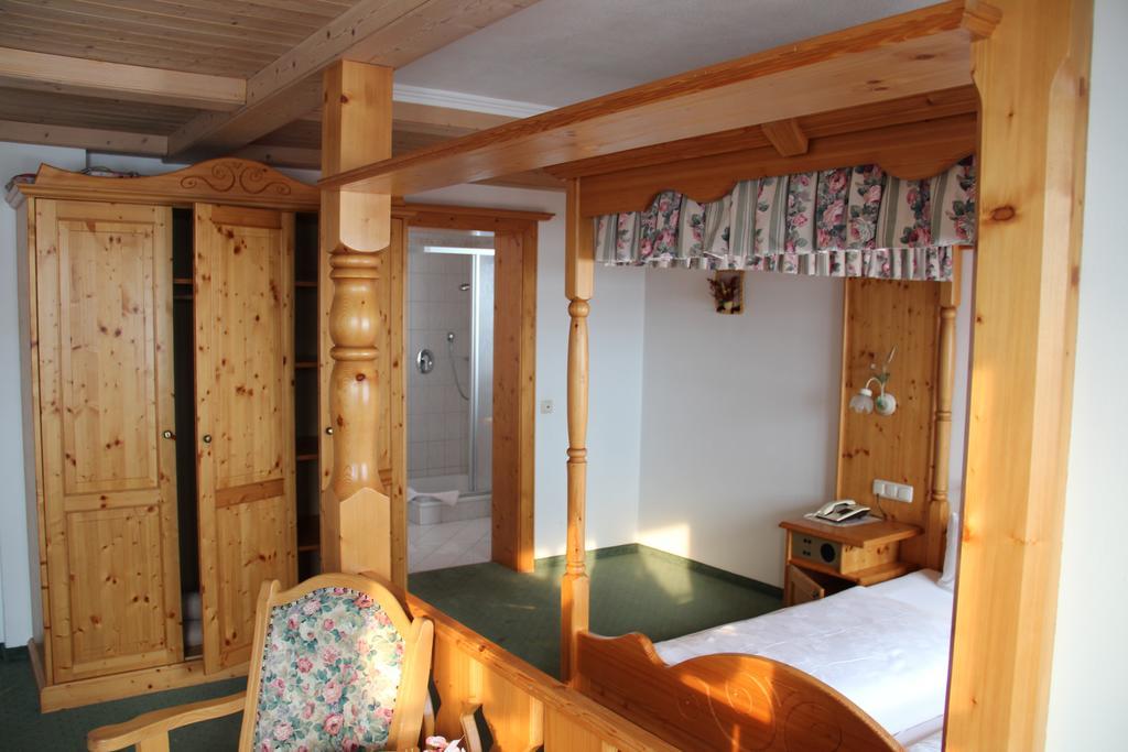 Hotel Winklerhof Holzgau Room photo