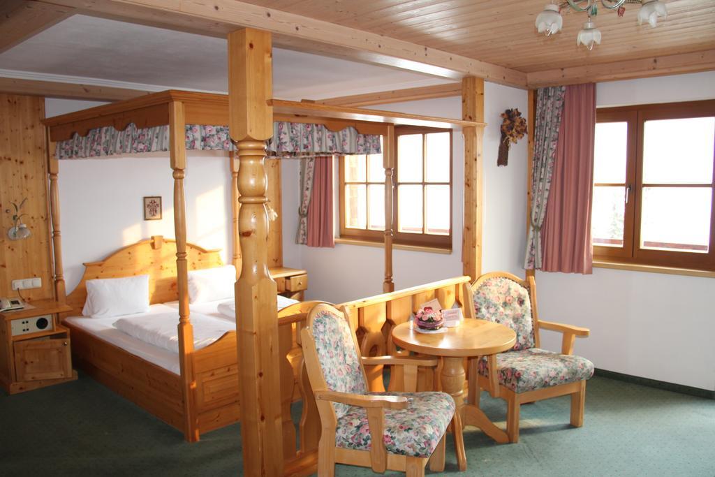 Hotel Winklerhof Holzgau Room photo